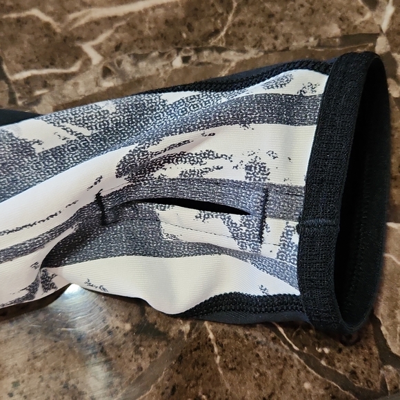 Nice Under Armour cold gear quarter zip pullover with thumb holes. Great shape! - Picture 3 of 7